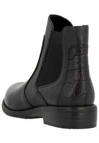 Czarne botki sięgające kostki wykonane z gładkiej skóry, z elastycznymi bocznymi panelami i teksturowanym panelem z tłoczeniem w krokodylą skórę z tyłu. Solidna gumowa podeszwa oraz minimalne przeszycia.