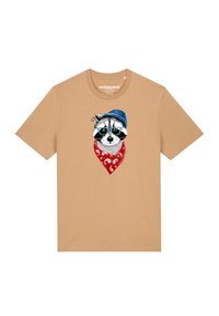 Beige Baumwoll-T-Shirt mit einem Waschbär-Design, der einen blauen Hut und ein rotes Halstuch trägt. Kurze Ärmel und runder Ausschnitt.