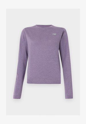 Μπλούζα με μακριά μανίκια και στρογγυλή λαιμόκοψη σε χρώμα λεβάντας με μικρό αντανακλαστικό λογότυπο New Balance στο αριστερό στήθος, απλό σχέδιο.