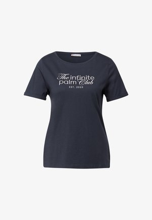 Mörkblå bomull t-shirt med korta ärmar, rund halsringning och vit text "The Infinite Palm Club EST. 2025" på framsidan.