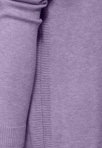 Maglione a maglia viola caratterizzato da una texture a coste, una finitura liscia e dettagli distintivi di righe orizzontali e verticali sulle maniche.