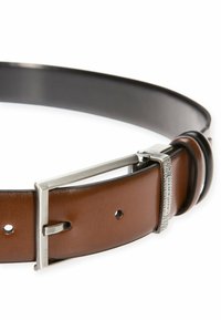 Brązowy skórzany pasek z błyszczącą srebrną klamrą. Posiada gładką strukturę, zaokrąglony kształt oraz kilka otworów do regulacji.
