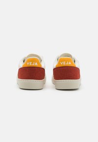 Veja SMALL V-12 UNISEX - Sneakers basse - extra white/rouille