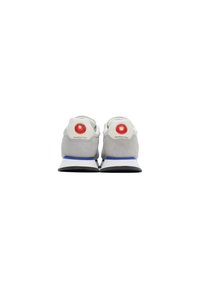 Scarpe in suede grigio con dettagli in pelle bianca, suola intermedia blu e un'importante decorazione circolare rossa sul retro. Suola in gomma per una migliore aderenza.