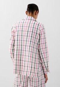 Geverifieerde blazer met een roze, zwarte en witte print; gemaakt van lichtgewicht stof; heeft een notch-kragen en zijslits.