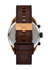 Brązowy skórzany pasek do zegarka z wycięciami, zapięcie w kolorze złotym z wygrawerowanym napisem "DIESEL" oraz okrągła srebrna tarcza widoczna z tyłu.