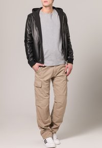Urban Classics CAMOUFLAGE CARGO PANTS - Hlačami s stranskimi žepi - beige
