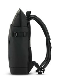 Mochila negra con un diseño aerodinámico, parte superior triangular y tela resistente al agua. Cuenta con correas ajustables y un bolsillo con cremallera lateral.