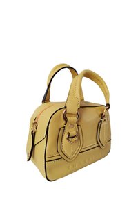 Borsa a tracolla in pelle gialla con dettagli neri, forma arrotondata, doppio manico e cuciture esterne. Presenta una chiusura con zip e una personalizzazione in rilievo del logo.