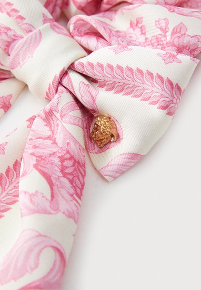 Rosa och vita blommiga silkescarf med en texturerad finish, som har en gyllene lejonhuvudaccent i ena änden.