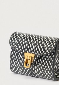 Μικρή μαύρη και λευκή δερμάτινη τσάντα με μοτίβο, με καμπυλωτό καπάκι και χρυσό ορθογώνιο κούμπωμα με περιστροφικό μηχανισμό.