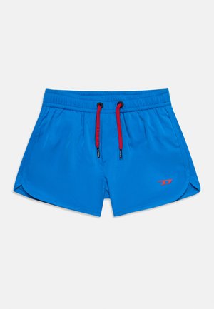 Pantaloni scurți de înot albaștri cu talie elastică, șnururi roșii și un mic logo roșu pe piciorul stâng, pe un fundal alb.