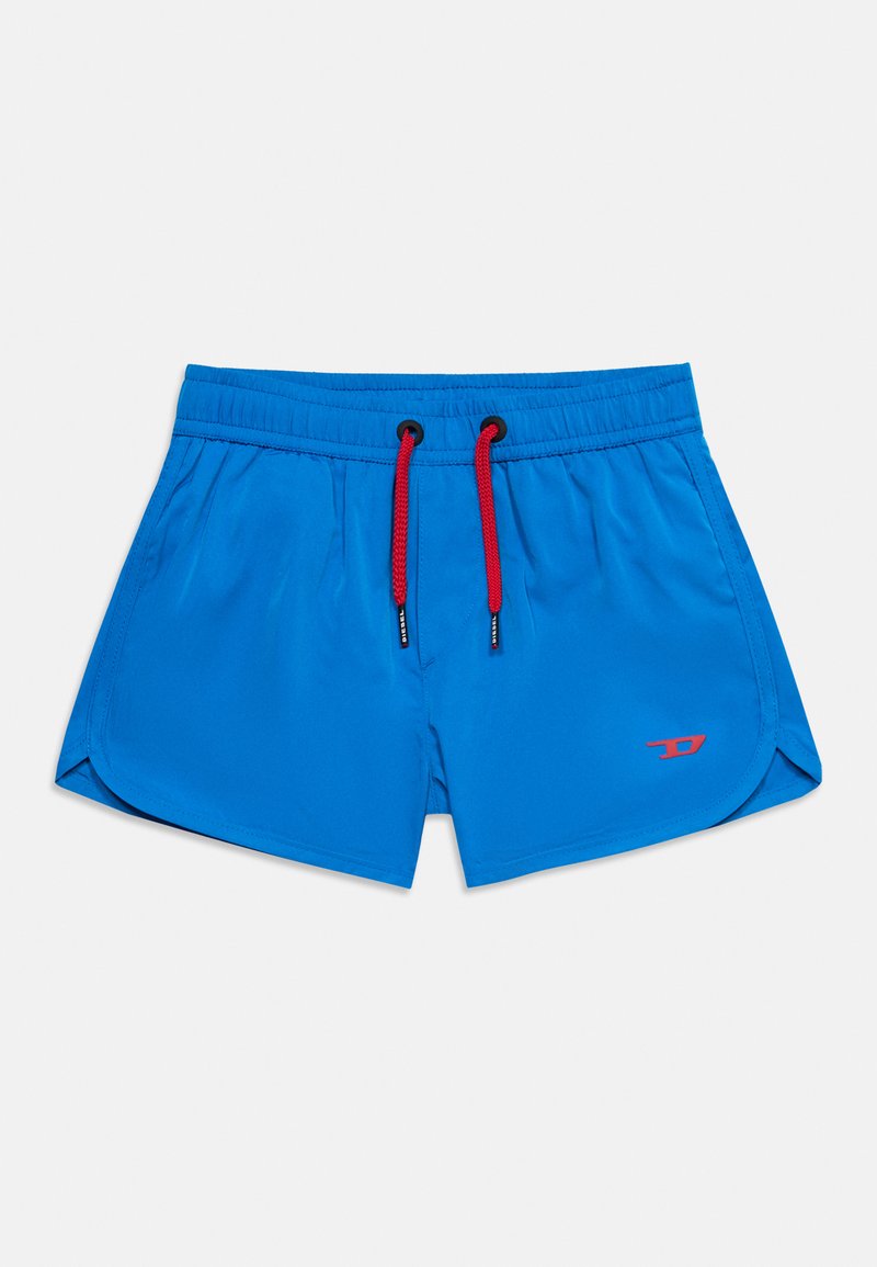 Μπλε μαγιό σορτς με ελαστική μέση, κόκκινους κορδονάκια και μικρό κόκκινο λογότυπο στο αριστερό πόδι σε λευκό φόντο.