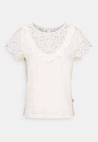 Biała bawełniana koszulka z dekoracyjną koronką wokół dekoltu oraz krótkimi rękawami wykończonymi falistym brzegiem.