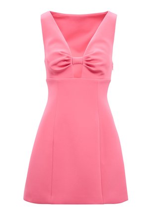 Robe mini rose vif sans manches avec un profond décolleté en V et un détail nœud froncé au niveau de la poitrine, taille cintrée et jupe légèrement évasée.
