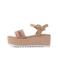 Sandali platform beige con dettaglio intrecciato sulla cinghia di fibbia, parte superiore testurizzata e suola in gomma bianca con bordo seghettato.