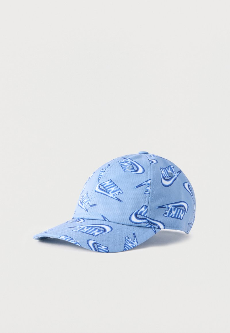 Casquette de baseball Nike bleu clair avec motif répété de logos swoosh blancs et bleus, visière incurvée et panneaux cousus.