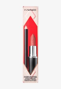 MAC lipstick en lippenpotlood duo in een zwart en zilveren verpakking, met een matte roodbruine kleur. De verpakking is rood met een geometrisch ontwerp.