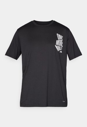 Schwarzes kurzärmeliges T-Shirt aus leichtem Stoff mit einem grafischen Design und dem Schriftzug "ONE MORE MILE" in Weiß auf der linken Brust.