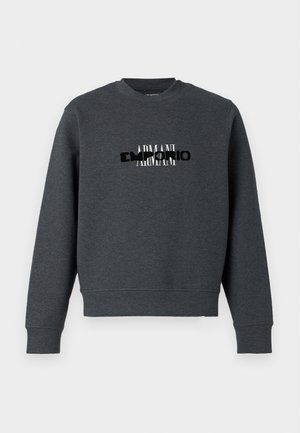 Sweat-shirt gris foncé à manches longues avec col rond et logo texte noir et blanc superposé au centre.