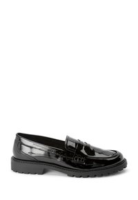 Mocasines de charol negro con una suela de plataforma baja, que presentan una banda texturada en la parte superior y costuras detalladas a lo largo de los bordes.