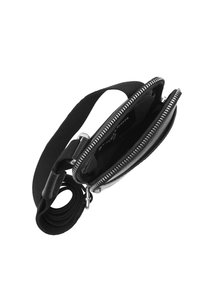 Portachiavi in tessuto nero con apertura con cerniera. Presenta una texture liscia, una tracolla staccabile e piccoli scomparti interni per l'organizzazione.