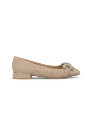 Ballerine in suede beige con tacco basso a blocco, punta appuntita e fiocco decorativo con accenti argento sulla parte superiore. Texture liscia.