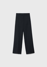 Pantalons larges noirs en tissu lisse avec fermeture à bouton, dotés de plis avant et d'un design ajusté.