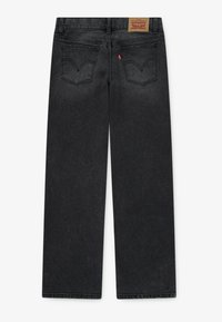 Sorte denim jeans med rett benklipp, som har et skinnmerke på livet, to baklommer og en subtil tekstur.