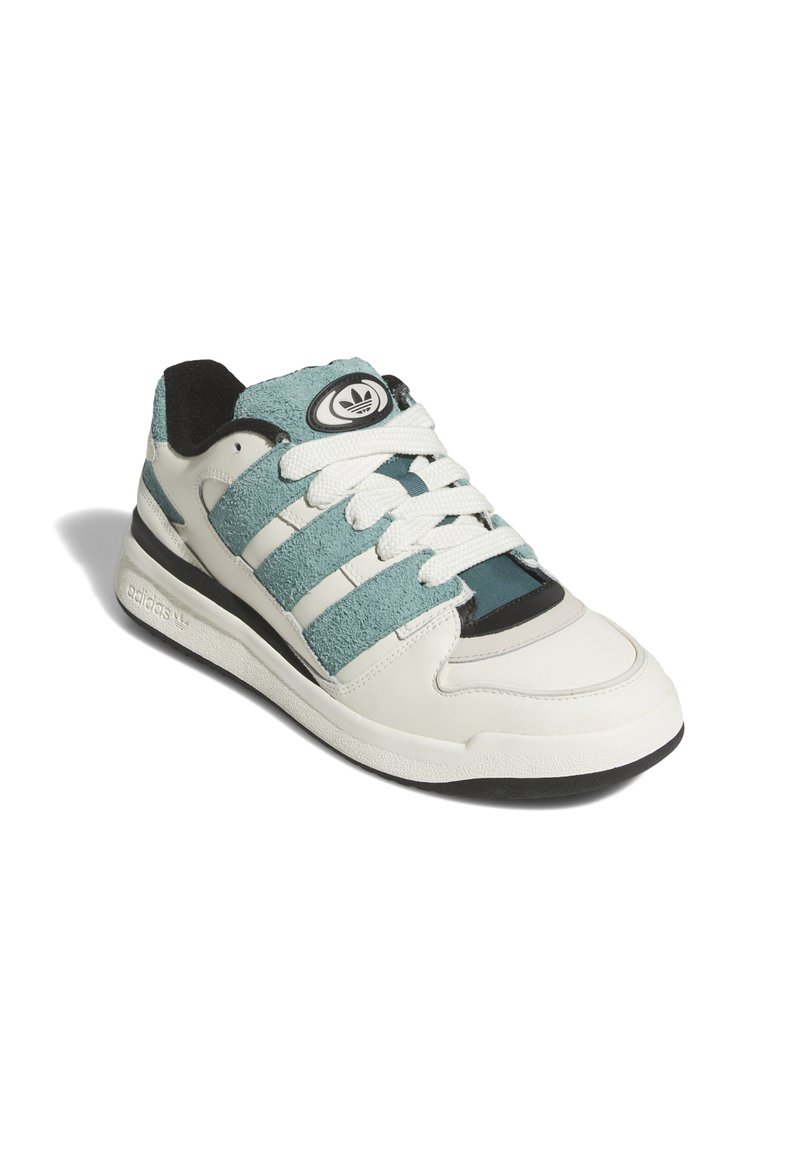 Basket blanche avec des accents teal, matériaux en suède et cuir, design à lacets, semelle extérieure en caoutchouc noir, avec trois bandes et logo.