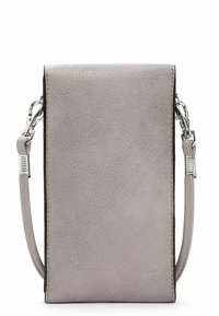 Bolso cruzado de cuero gris con una superficie texturizada, forma rectangular elegante, herrajes plateados y una correa desmontable.