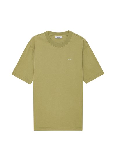 Olivgrön bomull t-shirt med rund hals och korta ärmar. Har en liten, vit logotyp på vänster bröst. Slät textur.