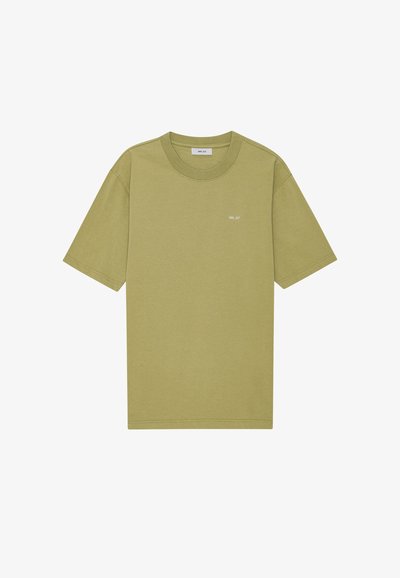 Maglietta in cotone verde oliva con collo rotondo e maniche corte. Presenta un piccolo logo bianco sul lato sinistro del petto. Texture liscia.