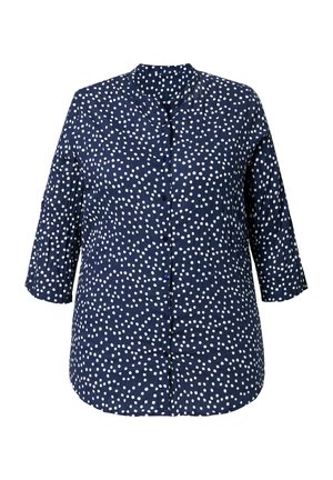 Tmavě modrá halenková halenka s bílými puntíky, 3/4 rukávy a kulatým límečkem, navržená pro volný střih.
