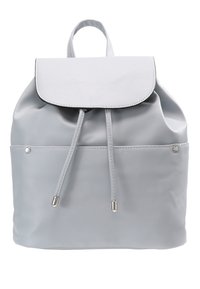 Zaino in eco-pelle grigia con chiusura a cordoncino, parte superiore a soffietto, tasca frontale e dettagli metallici. Texture liscia e forma arrotondata.