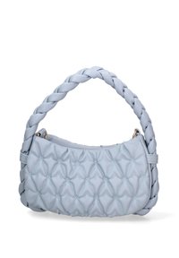 Lichtblauwe leren handtas met een gevlochten handvat, gesteppend patroon en ronde vorm. Voorzien van gouden hardware en een zachte textuur.