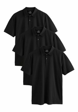 Drei schwarze Polohemden mit kurzen Ärmeln, Kragen und zwei Knöpfen, vertikal übereinander gestapelt vor weißem Hintergrund.