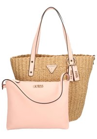 Sac fourre-tout en paille tissée avec poignées et étiquettes en cuir rose, accompagné d'une pochette zippée en cuir rose, tous deux arborant la marque Guess.