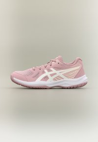 Ροζ αθλητικό παπούτσι με λευκές λεπτομέρειες, διχτυωτό επάνω μέρος, μαλακή σόλα και δέσιμο με κορδόνια, εμφανιζόμενο από το πλάι σε ουδέτερο φόντο.