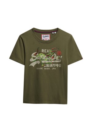 Olijfgroene katoenen t-shirt met een ronde hals en korte mouwen, voorzien van kleurrijke grafische tekst en een drakenontwerp aan de voorkant.