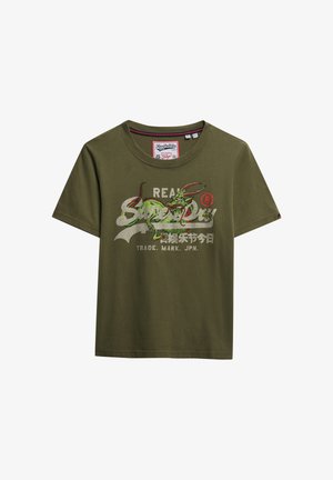 Camiseta de algodón verde oliva con cuello redondo y mangas cortas, que presenta un texto gráfico colorido y un diseño de dragón en la parte frontal.