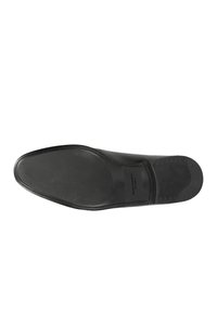 Suola di una scarpa da uomo in pelle nera con superficie liscia, punta arrotondata e presa in gomma testurizzata. Presenta il logo impresso vicino al tallone.