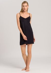 Abito slip in satin nero con spalline sottili, scollatura a V e orlo dritto, caratterizzato da una texture liscia e un design minimalista.
