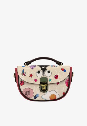 Handtasche mit beiger Klappe und rotem Körper, verziert mit verspielten Aufnähern, darunter Augen, Marienkäfer, Banane, Pille, Herz, Stern und Spiegelei.