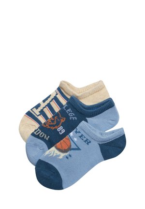 Tres pares de calcetines cortos: beige con rayas azules, azul marino con un diseño de baloncesto y azul claro con texto. Mezcla de algodón, textura suave.