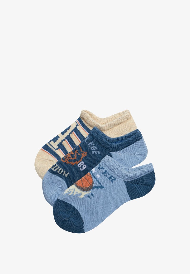 Tres pares de calcetines cortos: beige con rayas azules, azul marino con un diseño de baloncesto y azul claro con texto. Mezcla de algodón, textura suave.