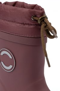 Botte étanche violette avec un extérieur texturé. Dispose d'un haut cintré avec un cordon de serrage marron et un logo circulaire argenté.