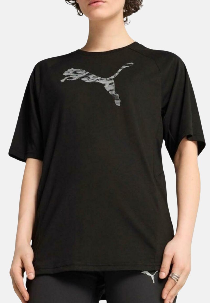 Camiseta atlética negra de manga corta, con un logo reflectante gris de Puma en el pecho y un tejido suave y ligero.
