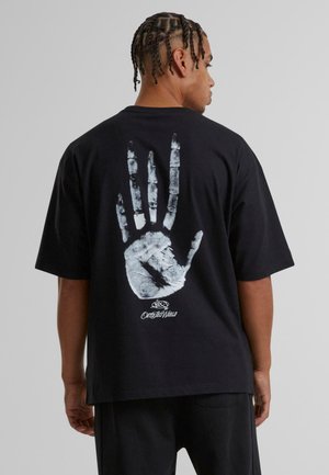 BUILT DIFFERENT  - Print T-shirt - black