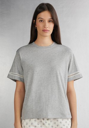 Grijze T-shirt met korte mouwen van zacht materiaal, met een ronde hals en kantdetails op de mouwen, met een ontspannen pasvorm en een gladde textuur.